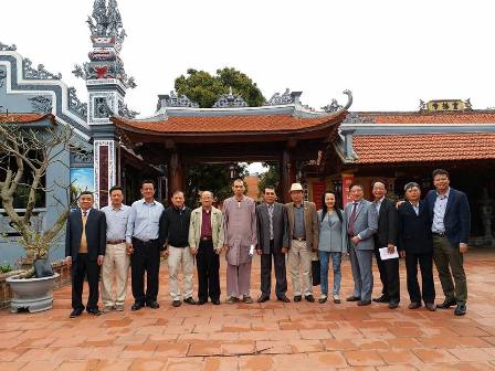 giay-moi-tham-du-le-cau-sieu-va-gap-mat-ho-dong-nam-2018